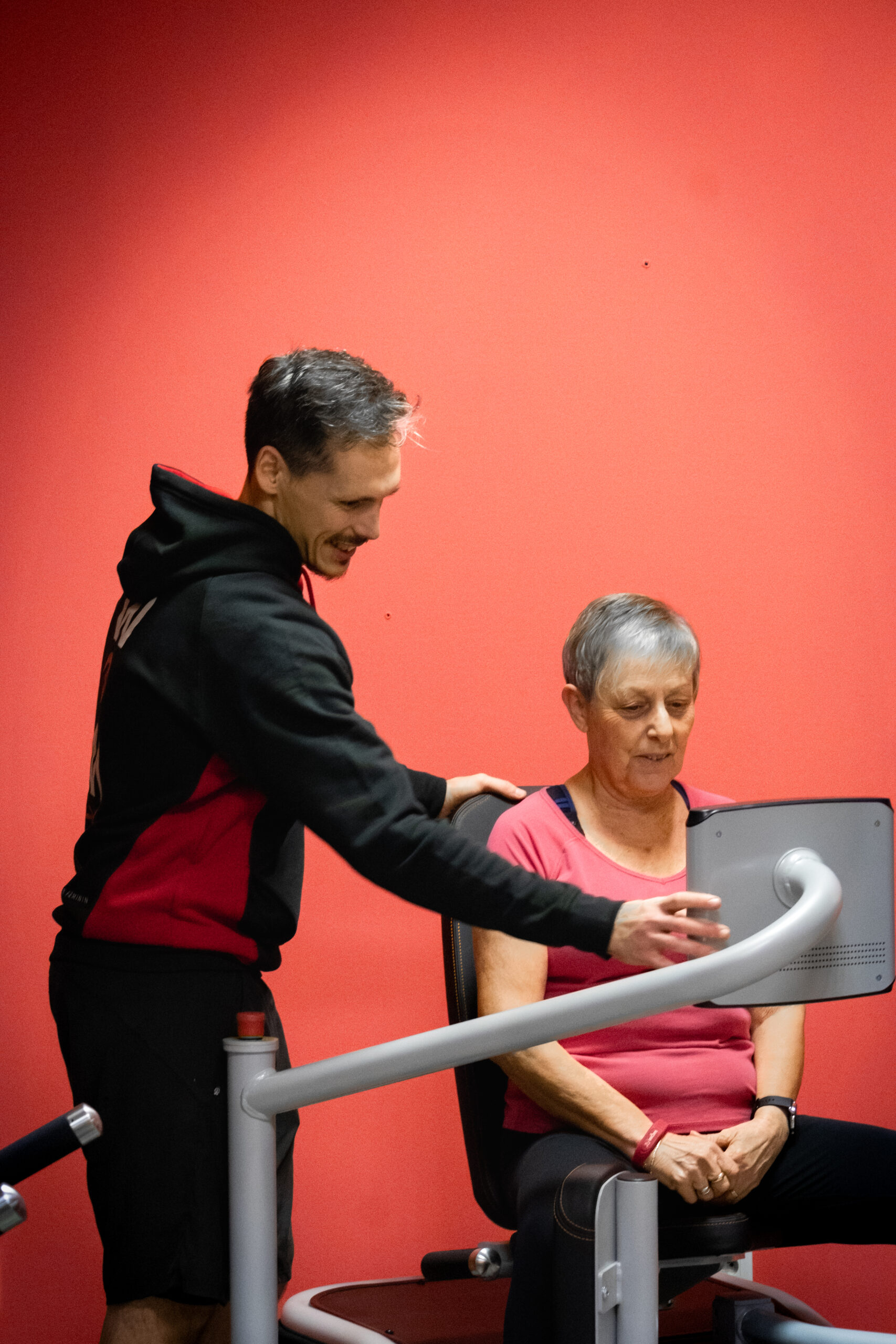 Coaching d'une adhérente sur une machine