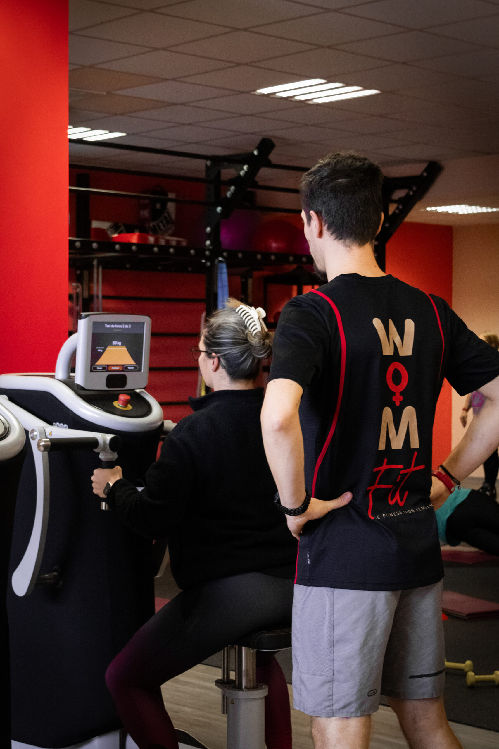 Une adhérente qui fait un exercice sur machine de tirage